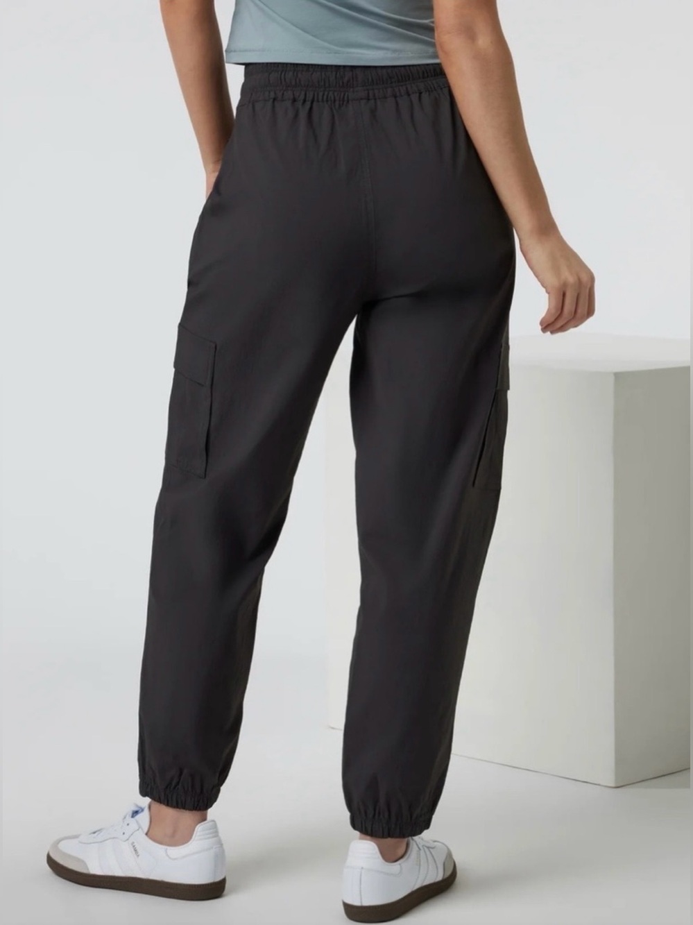 Vuori Women’s Birch Vintage Black Quick Dry Utility Cargo Stretch Joggers - Picture 2 of 8
